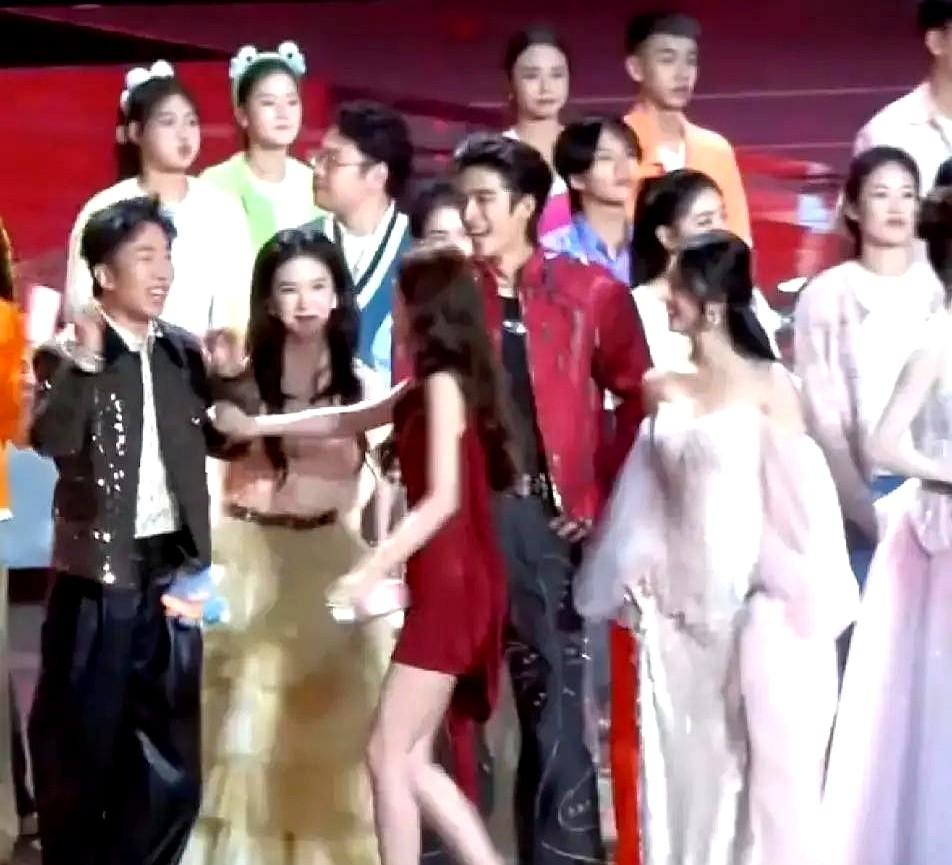 吴宣仪被晾30秒，这真的有点尴尬了。2024年《你好，星期六》录制，王楚然坐