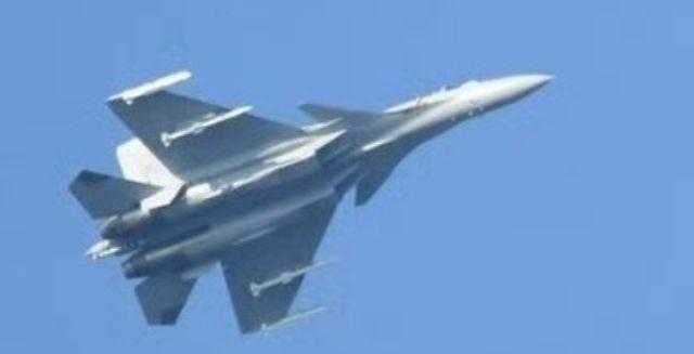 解放军又一大招升级，歼15挂载PL15，美军F35又要头疼了解放军又一大招升级