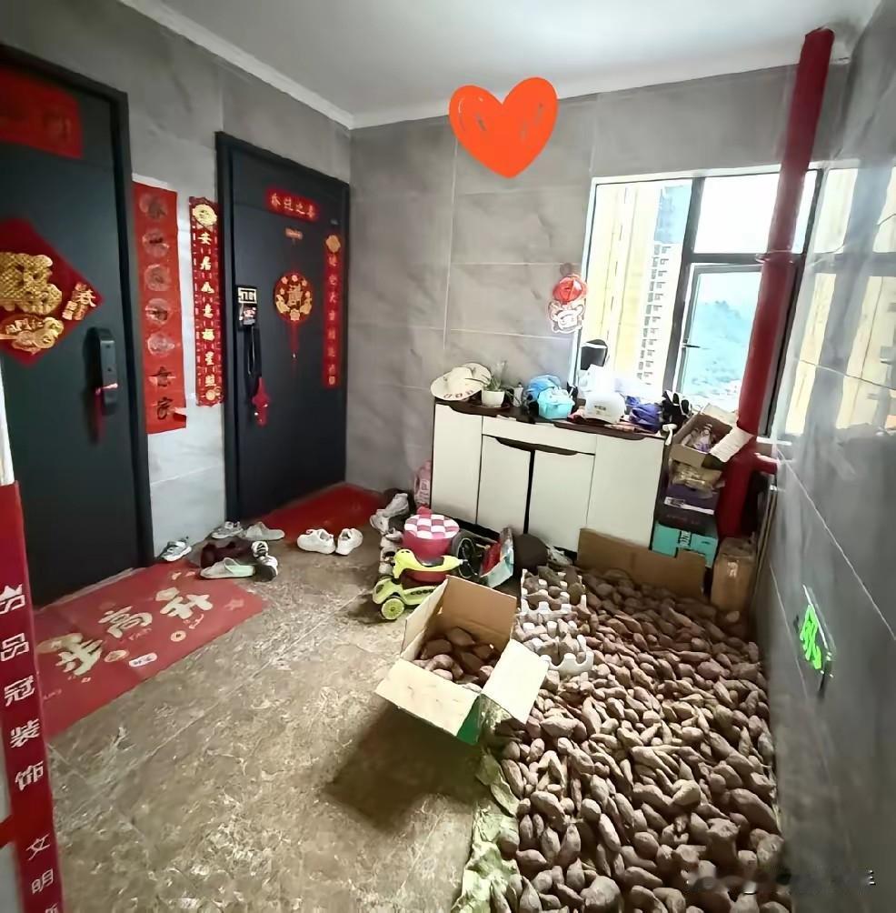 今天去同事家，刚出电梯就被眼前的景象惊到，邻居把家门口堆得像个小仓库，同事却不好