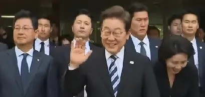 总统不信警卫队警察护驾总统警卫队，本该是总统最坚实的盾牌