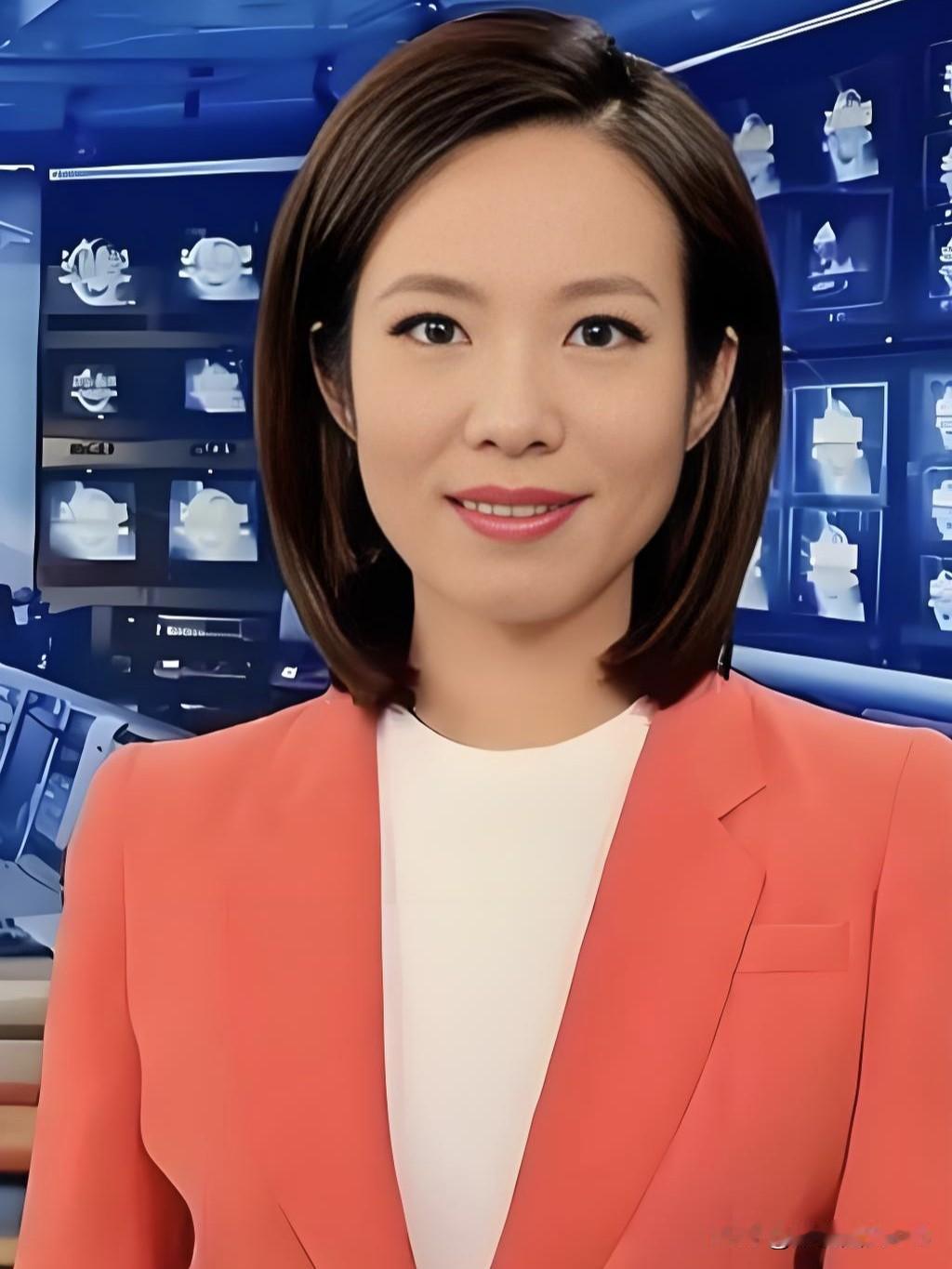 宝晓峰，央视《新闻联播》主播。镜头前端庄大气，播报沉稳有力；镜头后温柔知性，以专