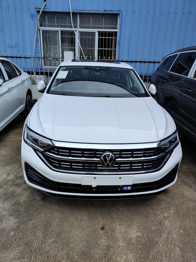 速腾买车过程用车心得1.油耗，刚提第一个星期前五十公里15.5，提车当天加油站