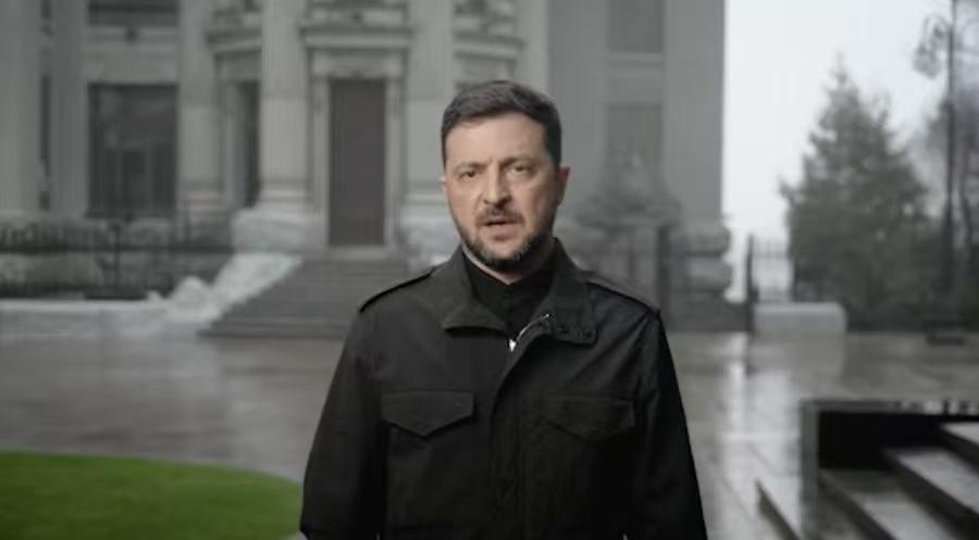 突发｜泽连斯基发表了紧急全国讲话：“这是我们历史上最艰难的时刻之一。乌克兰现