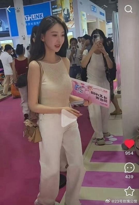 原来这才是叶珂真实原生图，这身材不像是生过孩子的女人