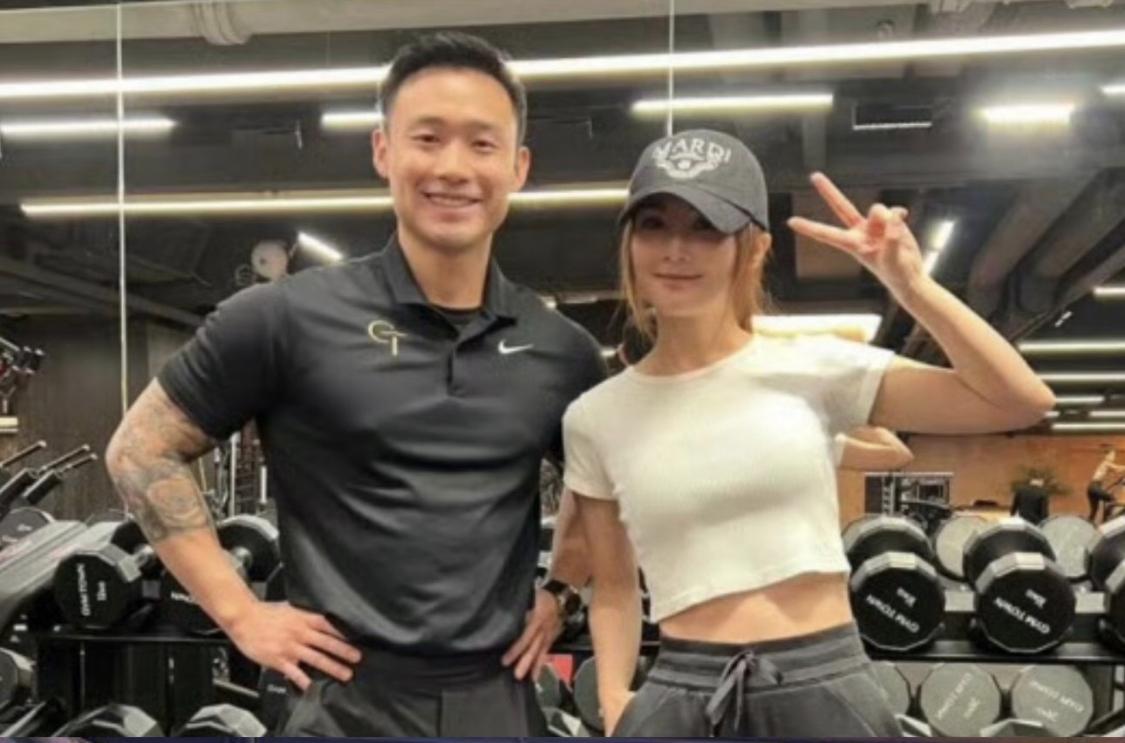 发现没有，蔡卓妍的审美一直都没变。她刚刚宣布结婚的老公，眉眼间有郑中基年轻时候的