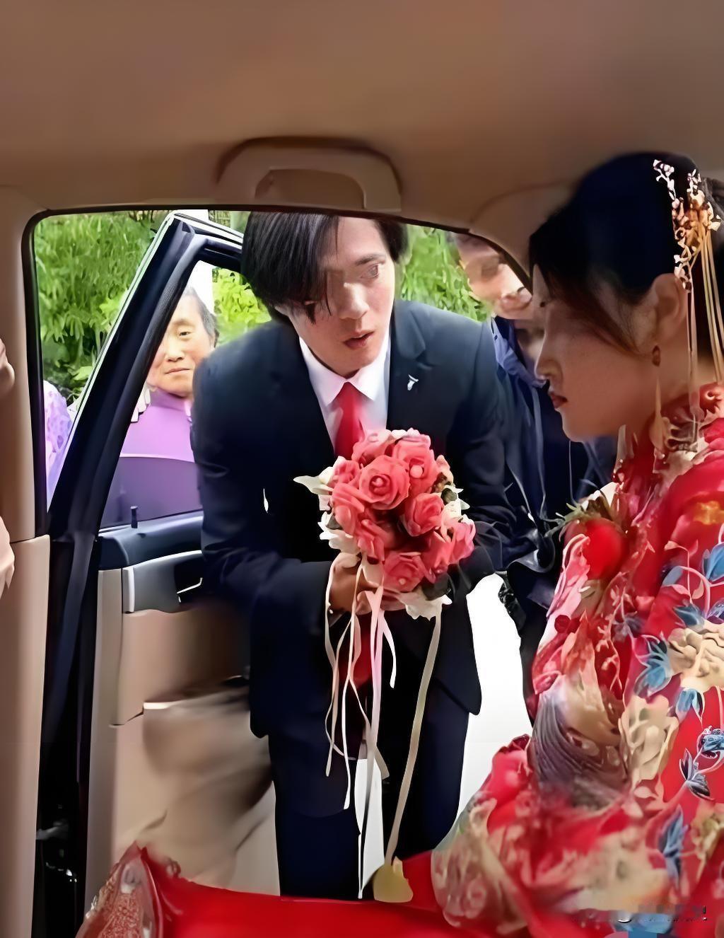 活该被退婚，要钱的下场！女子结婚当日，非要下车礼6万6，不给不下车，新郎连问三遍