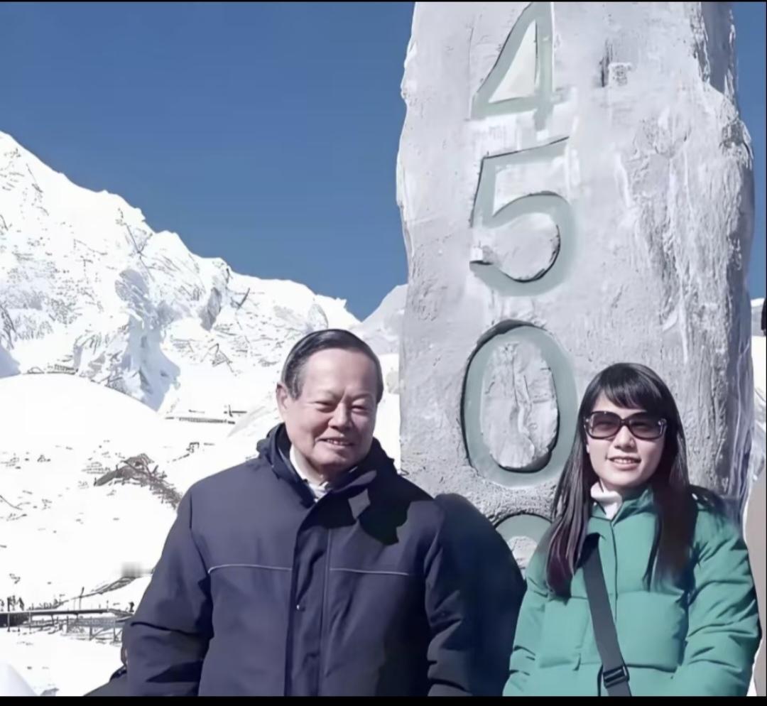这时候的杨振宁精神头挺足，他当时是86岁。他与妻子翁帆登玉龙雪山，在4506米标