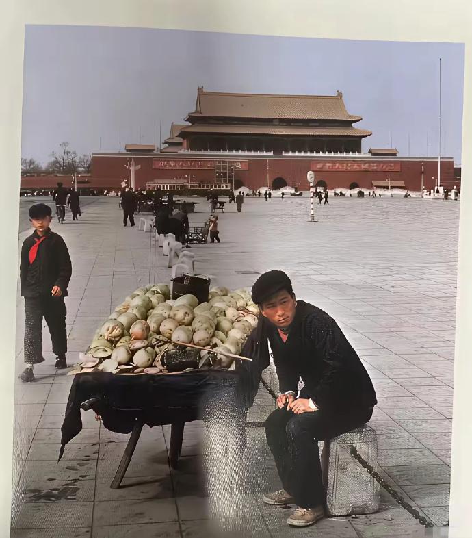 一张老照片，我想知道，他卖的是什么？看起来像萝卜，这应该是上世纪60,70年