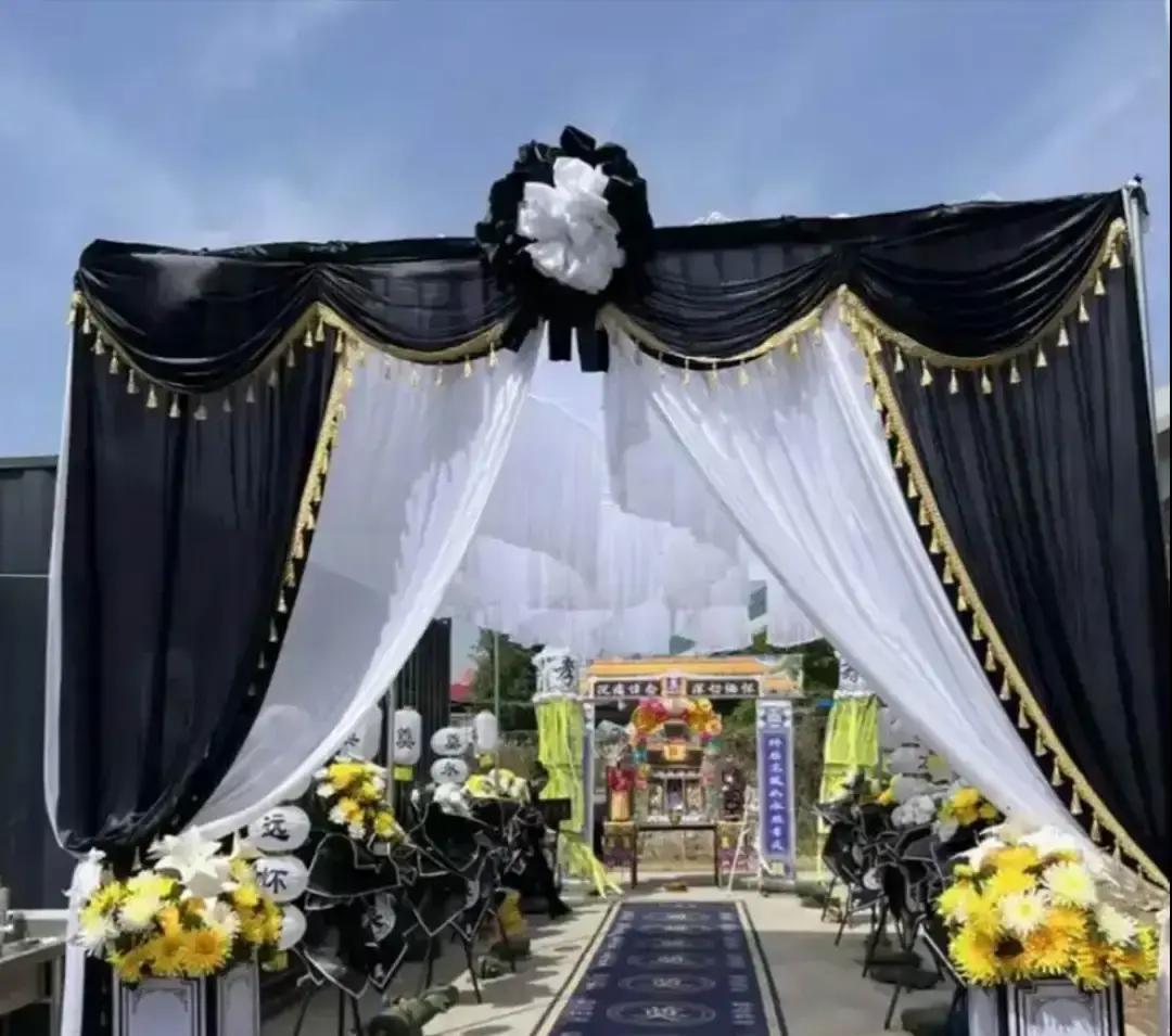 只要参加过白事，你就会明白，遗体还躺着，还没火化，除了至亲，其他人，哪怕是亲侄子