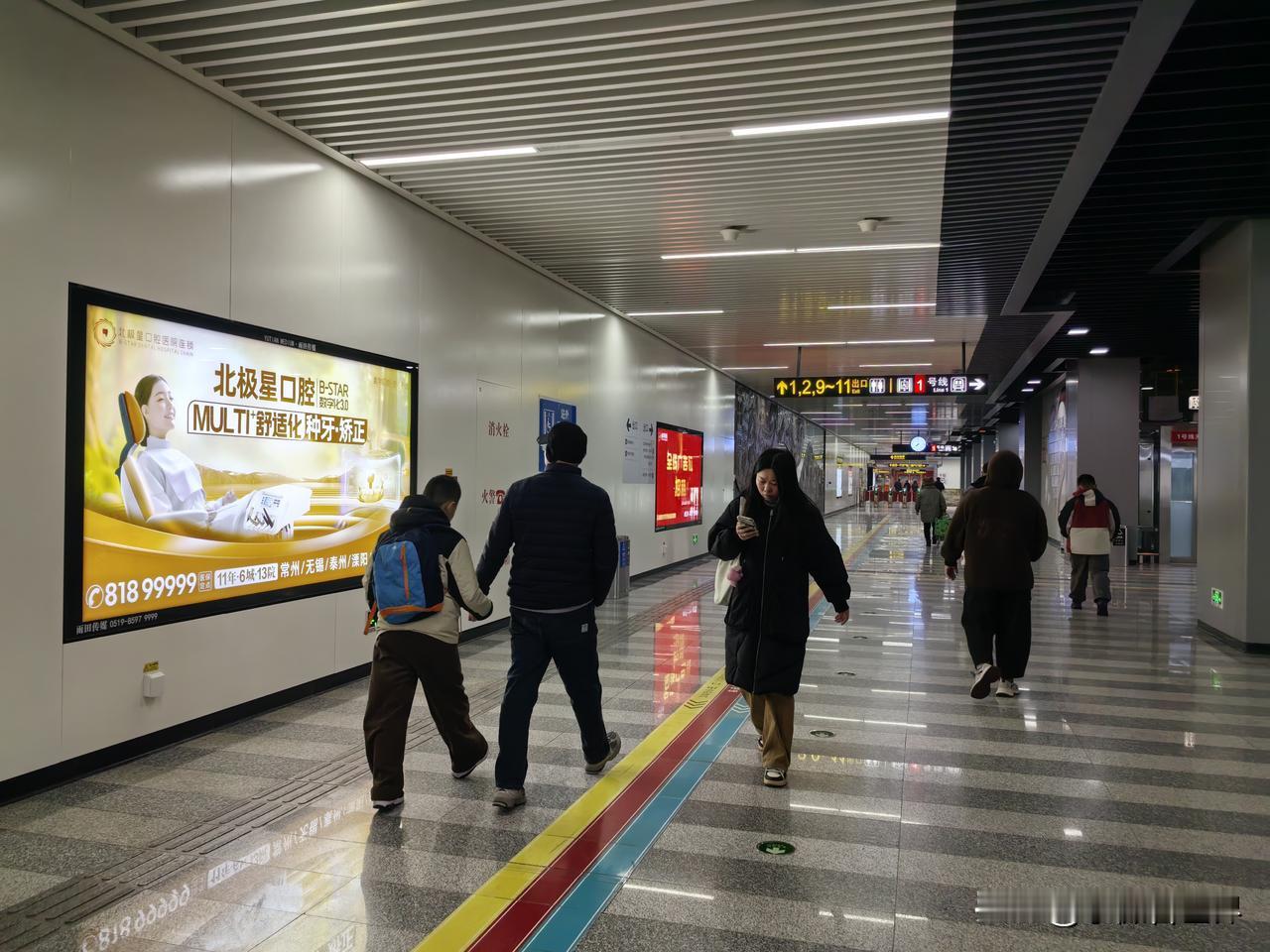 从青岛回常州，火车上还挺暖和，只要穿个毛衣。但下车以后，穿着中长的羽绒大衣就有点