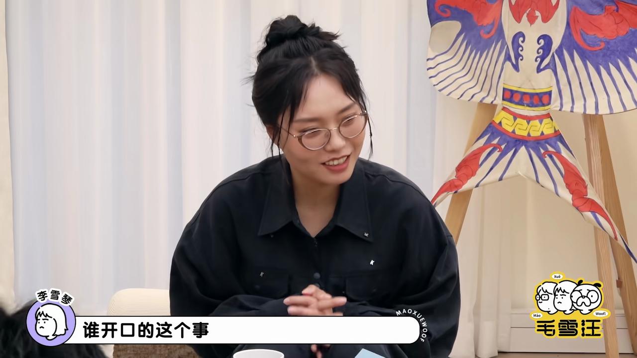 李雪琴小心翼翼地问董璇：“你和张维伊签婚前协议这事儿，是谁开口的啊？”董璇也有点