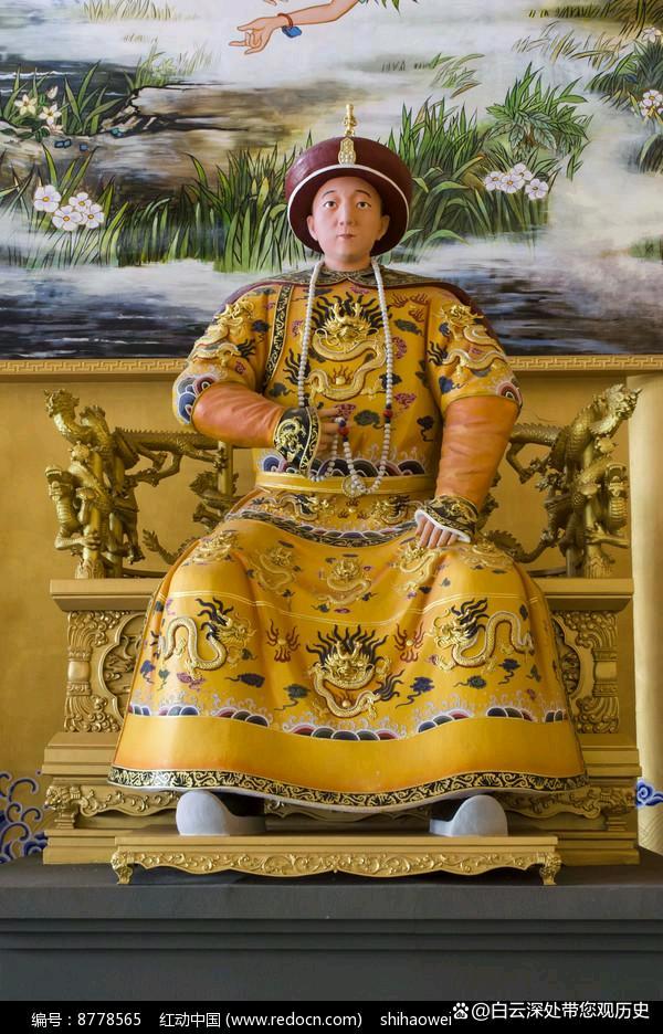 1945年，盗墓贼王绍义闯进了同治皇帝的地宫。穿着龙袍的同治皇帝只剩下一些遗骨，