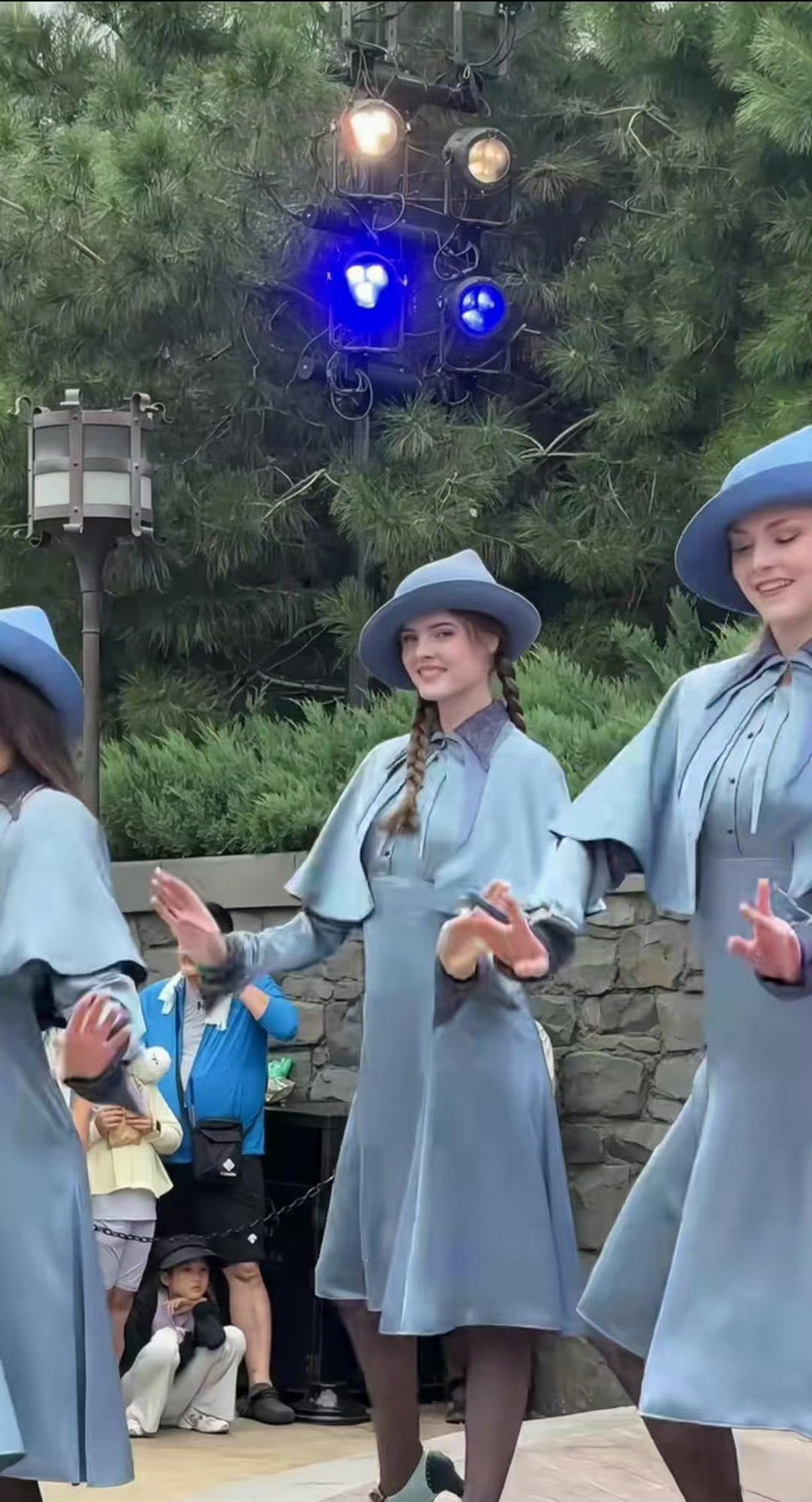 外国人有点分不清年龄，这是小姐姐还是小妹妹？