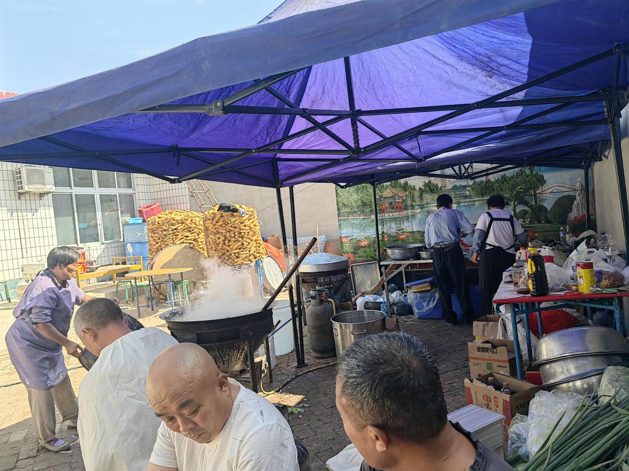 现在我们村的红白喜事都是请流动饭店。流动饭店一般来三个人，一个老板两个工人，工