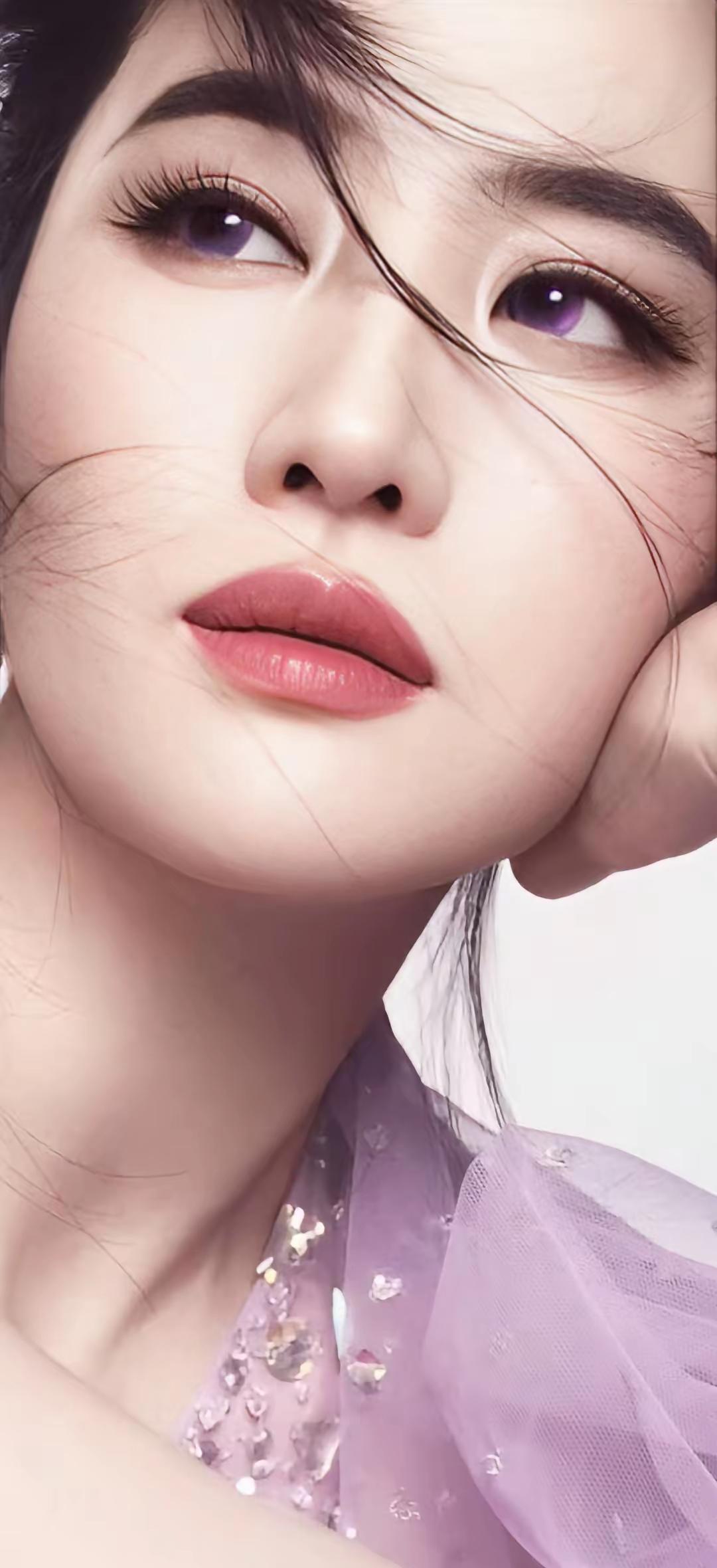 刘亦菲的高清大头照她那精致的五官，在高清镜头下毫无瑕疵。眼睛明亮而有神，仿佛