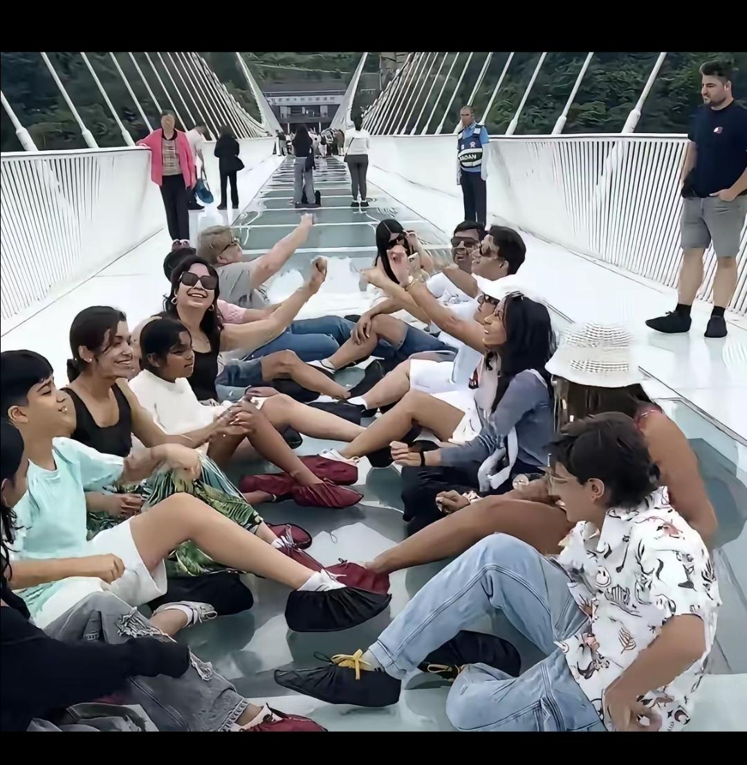 好好的高空玻璃桥被堵二十多分钟，这事真的刷新旅游文明底线。张家界桥面通道本就狭小