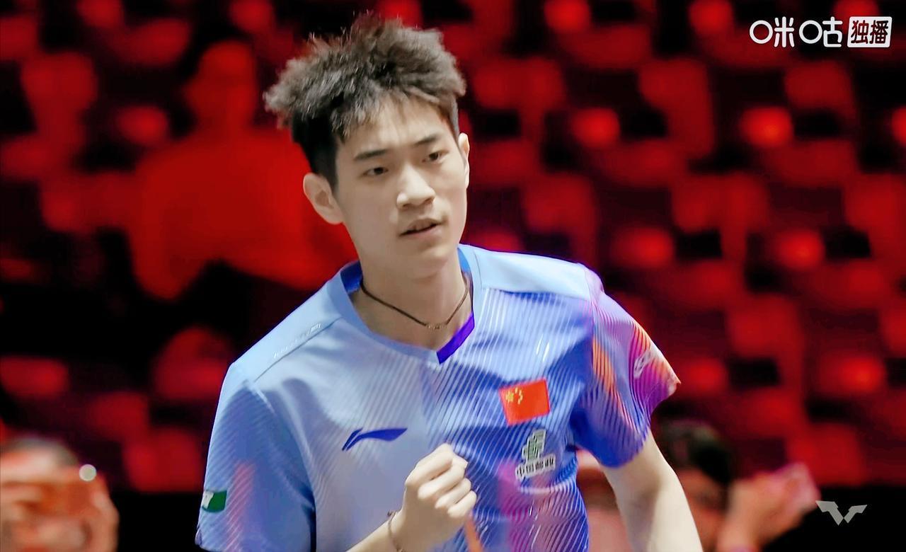 哈哈，侯英超说：张本智和太虚了，他第一局就叫暂停，能不虚吗？第一局陈俊松打的