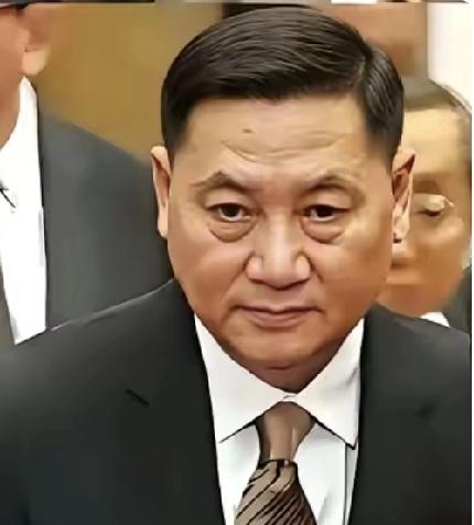 迟重瑞的光头，在陈丽华家里留了36年。这不是发型，是规矩。当年网友说话难