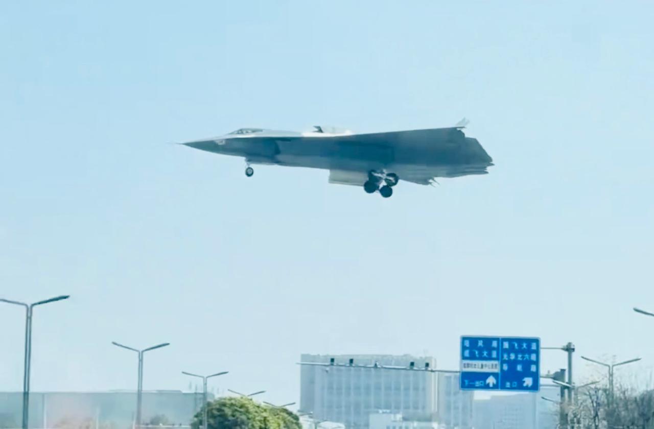 根本没想到，六代机进度会这么快，间隔不到一年时间，歼-36在同个地点出现一号和四