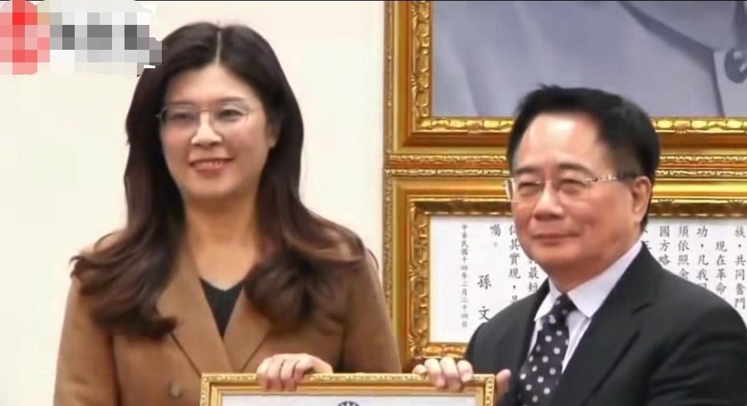 蔡正元先生即将入狱前夕，一场特别的会议在1月7日举行。郑丽文在会上为蔡正元颁