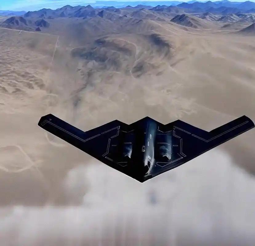 美国B-2隐身轰炸机有一个很致命的短板。它为了把雷达反射压到最低，把速度