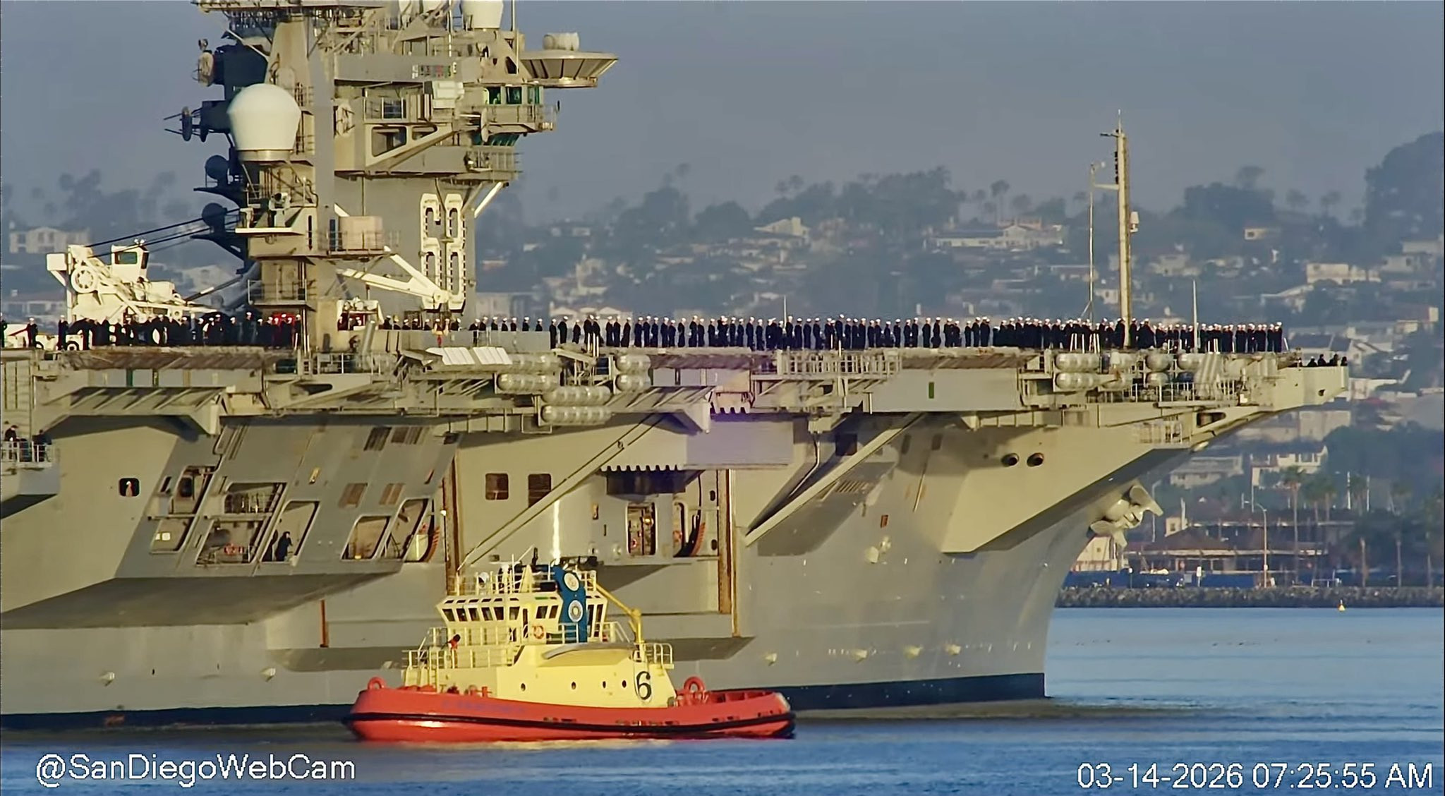 3月14号，美国海军尼米兹号航母(CVN-68)离开圣迭戈。➤船员再次站坡，这次