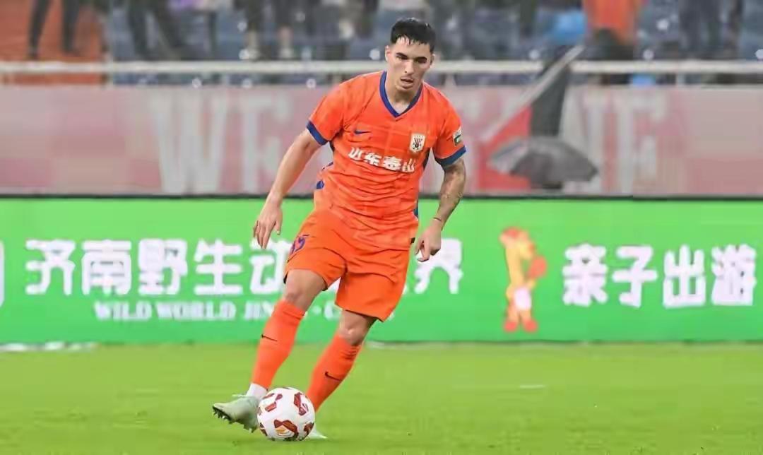 洛佩斯老婆生孩子！铁定缺战末轮联赛，赛季结束走人已成定局。山东泰山外援洛佩斯近