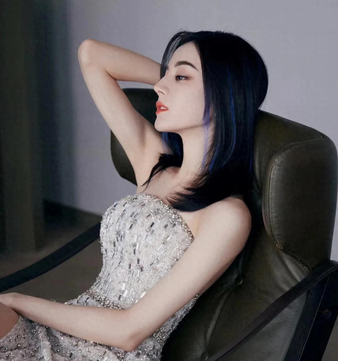 热巴，抹胸开叉裙，初出露背，身材火辣