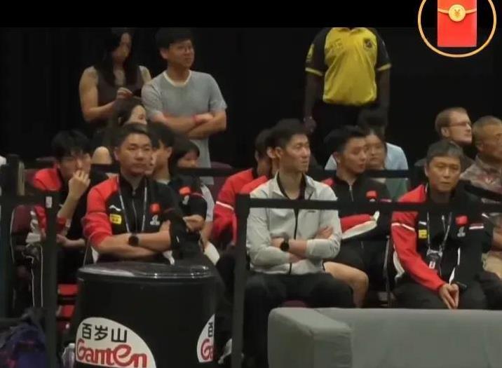 乒协主席王励勤，在今天女队世界第一，第二，一起爆冷输球后，终于和教练们一起观看队