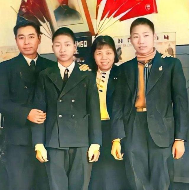 二十世纪风云激荡，周恩来与邓颖超在革命洪流中相守半生。他们的爱情，藏于战火硝烟，