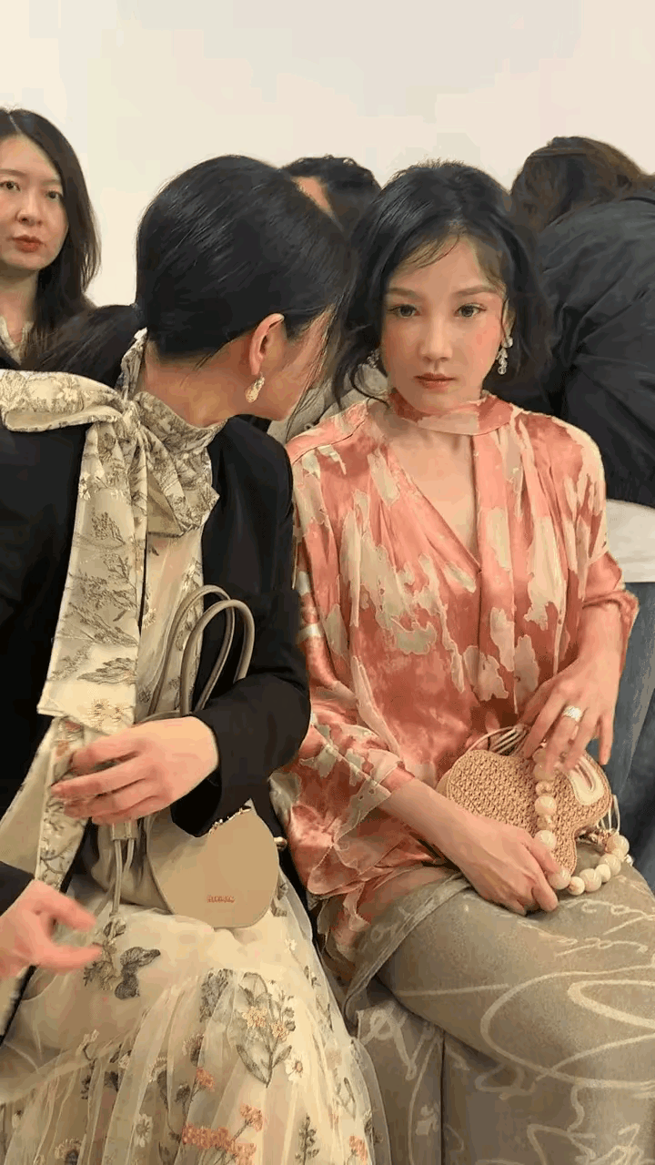 好奇怪呀感觉都快认不出陈小纭了呢以前她是圆脸，如今成了长脸，五官也没了往昔的