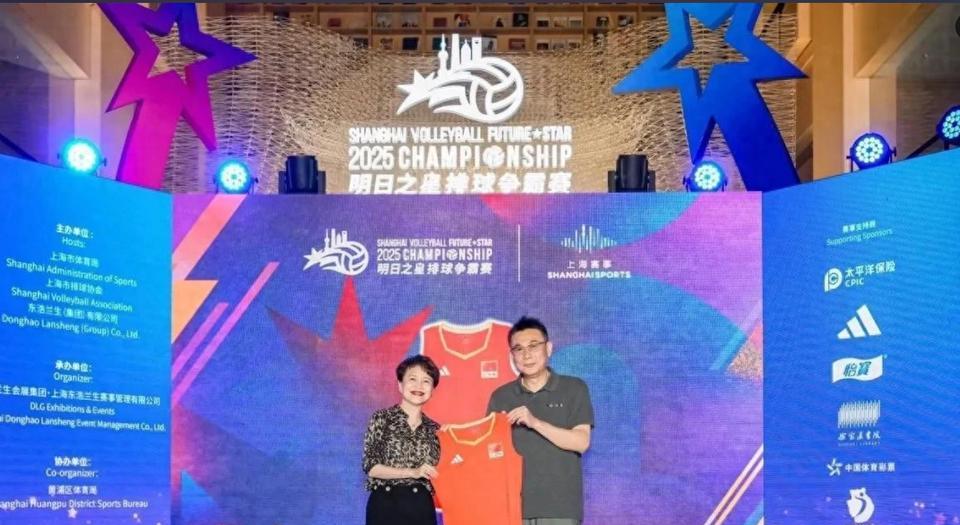 原中国女排主帅蔡斌应该再也不会从事教练工作了，近日他出席某活动戴着眼镜像一位老干