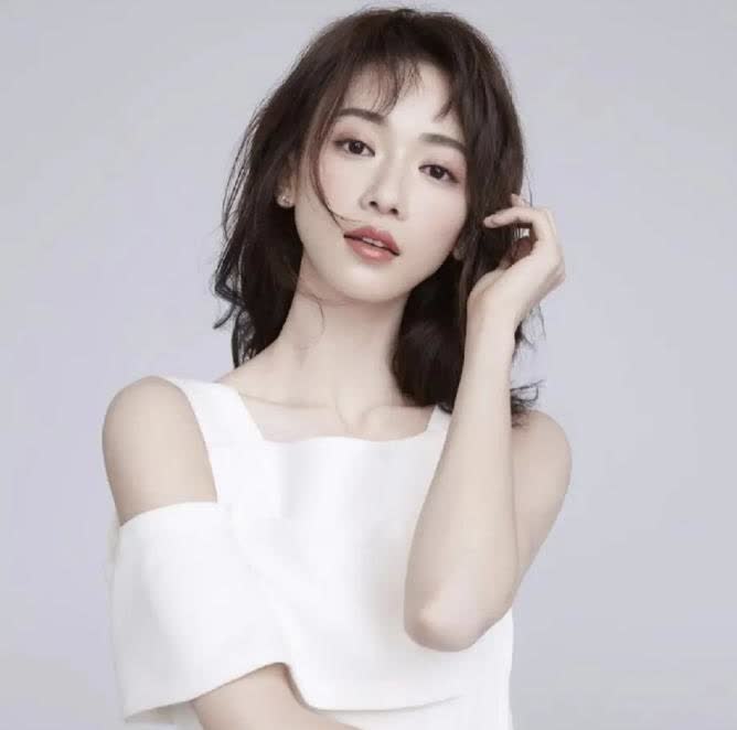 吴谨言你将名下房产都——无偿赠予给你老公你是有什么把柄在他手上吗？