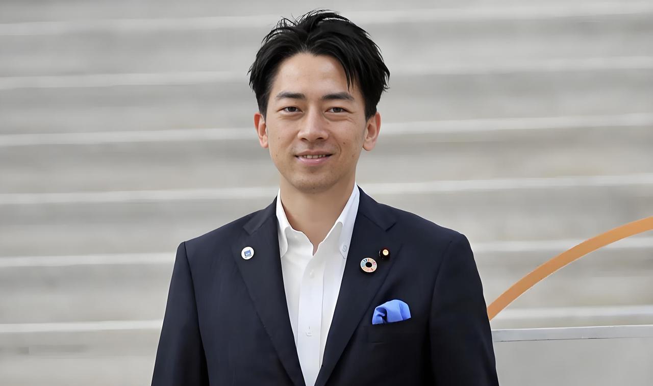 石破茂辞职与小泉进次郎有很大关系。小泉进次郎是前首相小泉纯一郎的次子。狼父无