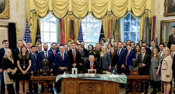 白宫已经基本看不到黑人，全是金发碧眼！特朗普对白人金发形象的偏爱体现在其团队