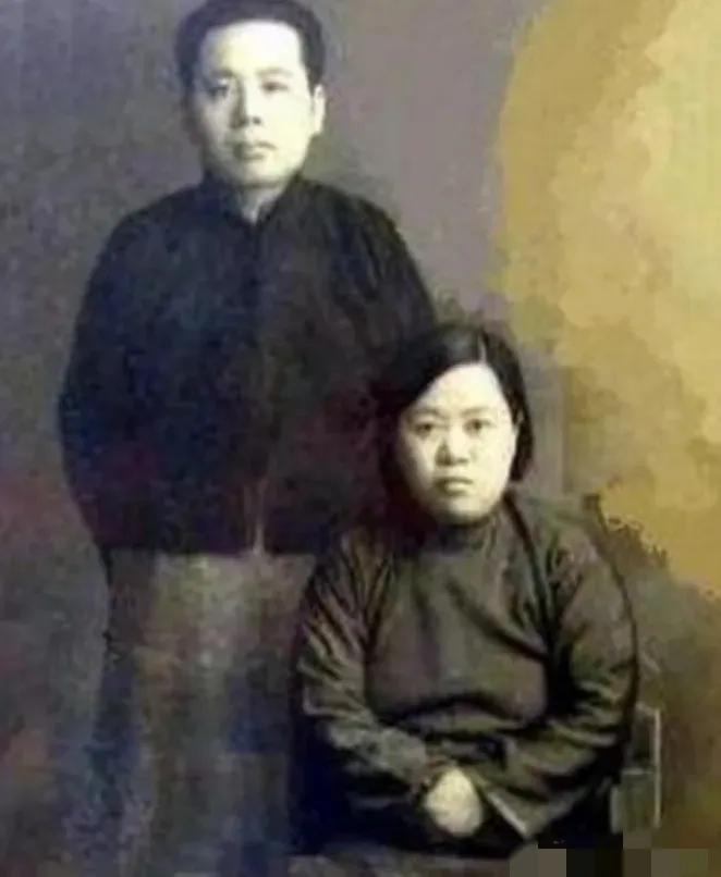 1914年，18岁的张恨水被迫结婚。他嫌弃妻子龅牙、体型肥胖，丑极了，却经常和妻