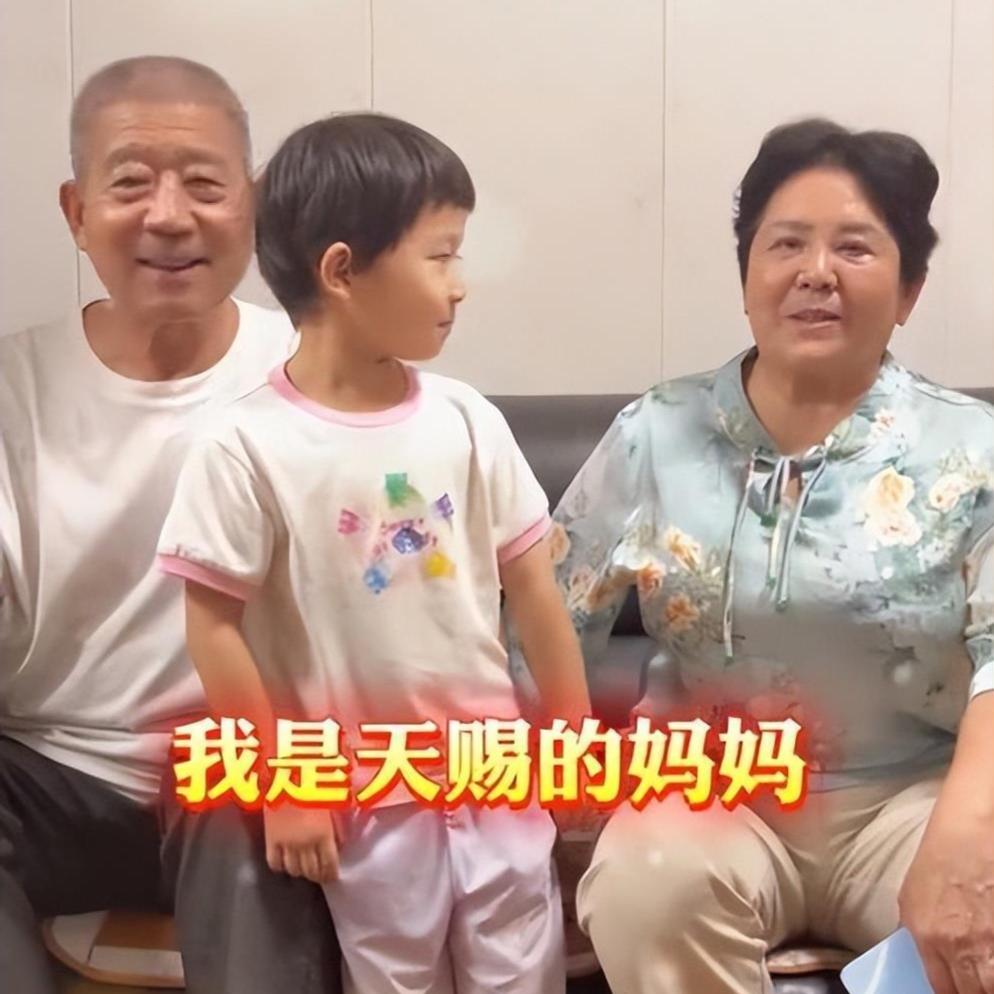 父母一时冲动，67岁生下天赐，以为是恩赐，结果是孩子在负重前行6岁小天赐，活