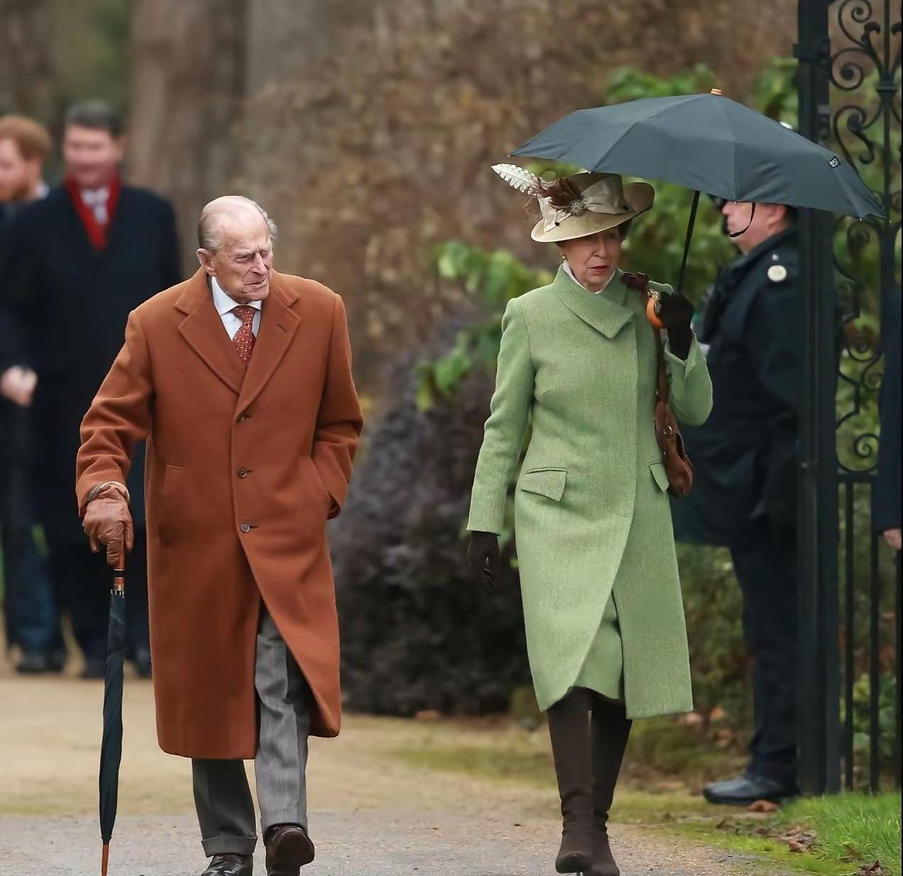 有一说一，安妮公主的造型，还真不输凯特王妃呢？比起侄媳妇造型大方循规蹈矩，安妮