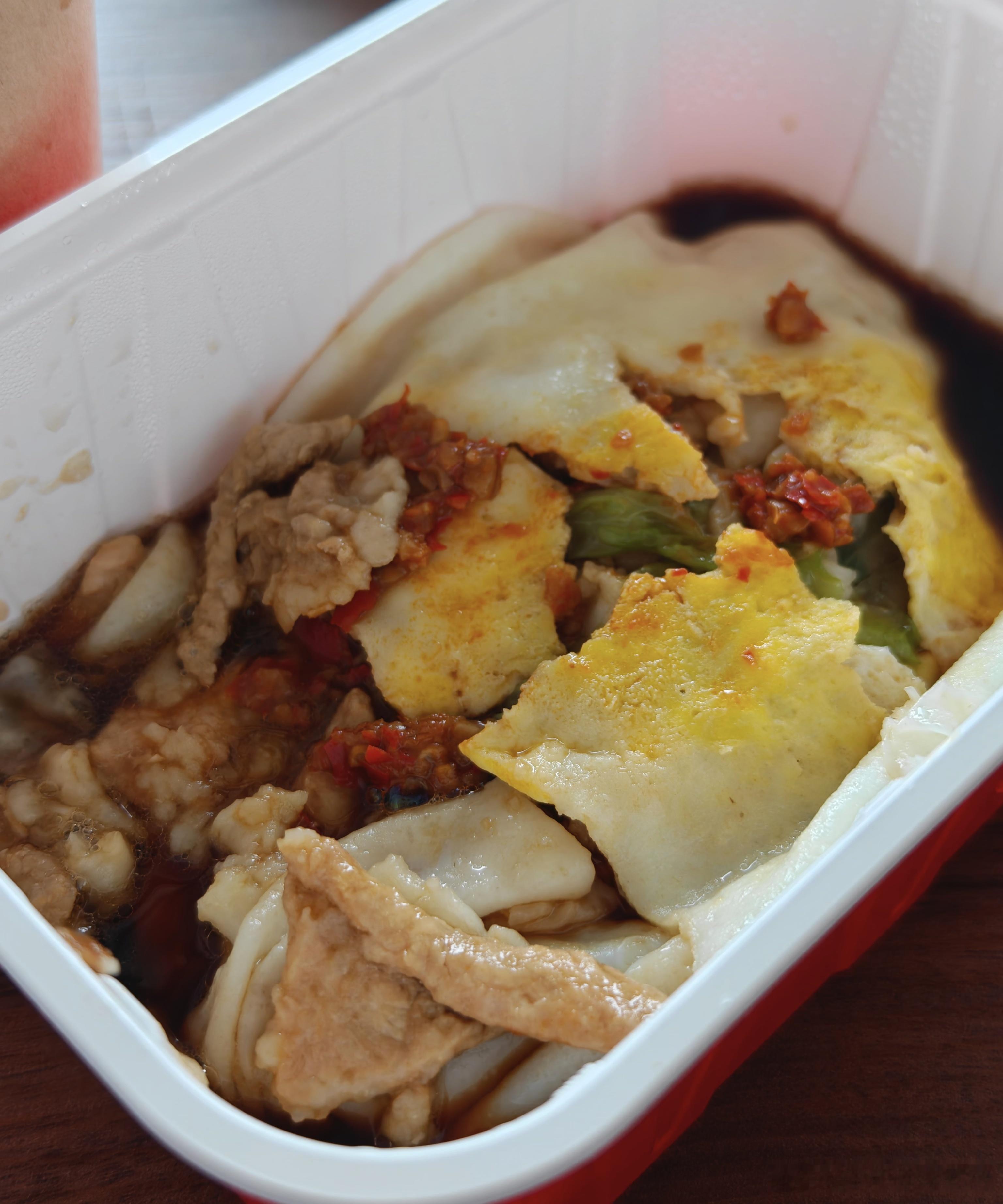 今天一直在赶新板块的内容，晚餐就随便盲点了一家肠粉店有肉有蛋，再加上秘制辣椒酱，