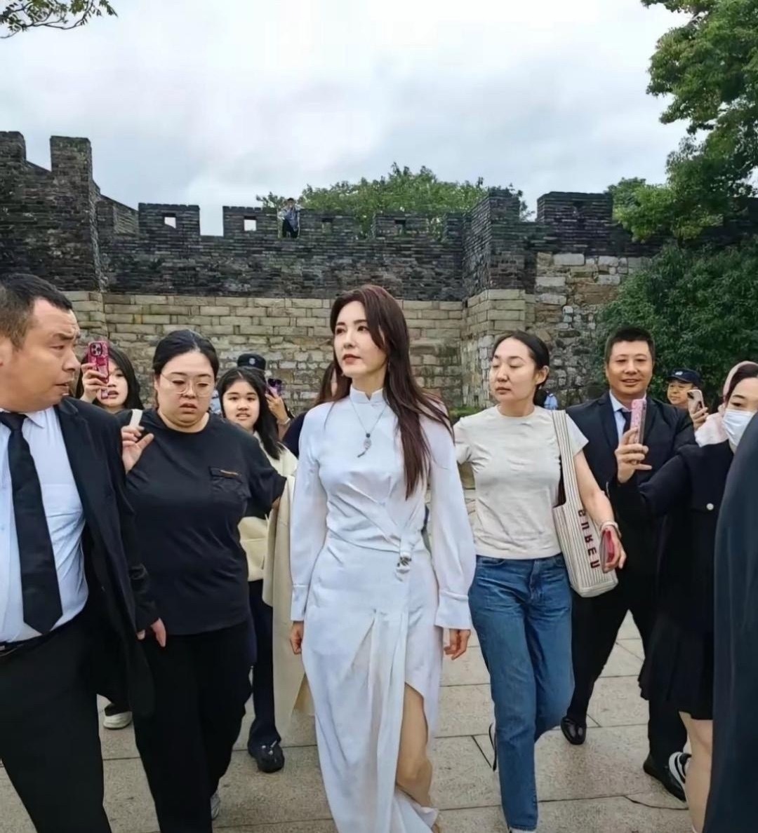 在苏州碰到曾黎‍了，真人比屏幕里‏‎﻿还⁠好看，颜值直接‏拉满。‎​​​