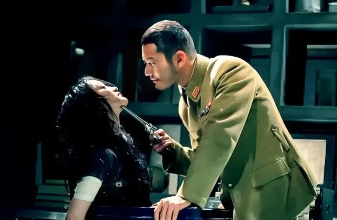 1942年2月，八路军女侦查员周时被日军特务带走，她高呼：“打倒小日本！”北风卷