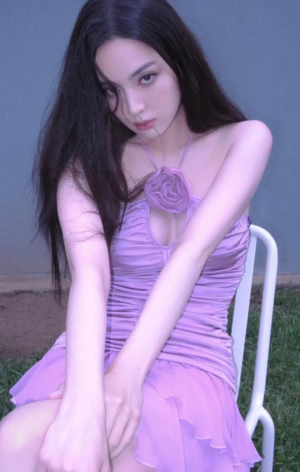 娜扎眼神好诱惑，紫色好有韵味娜扎真的是掌管古希腊的神，太美了。娜扎很少穿