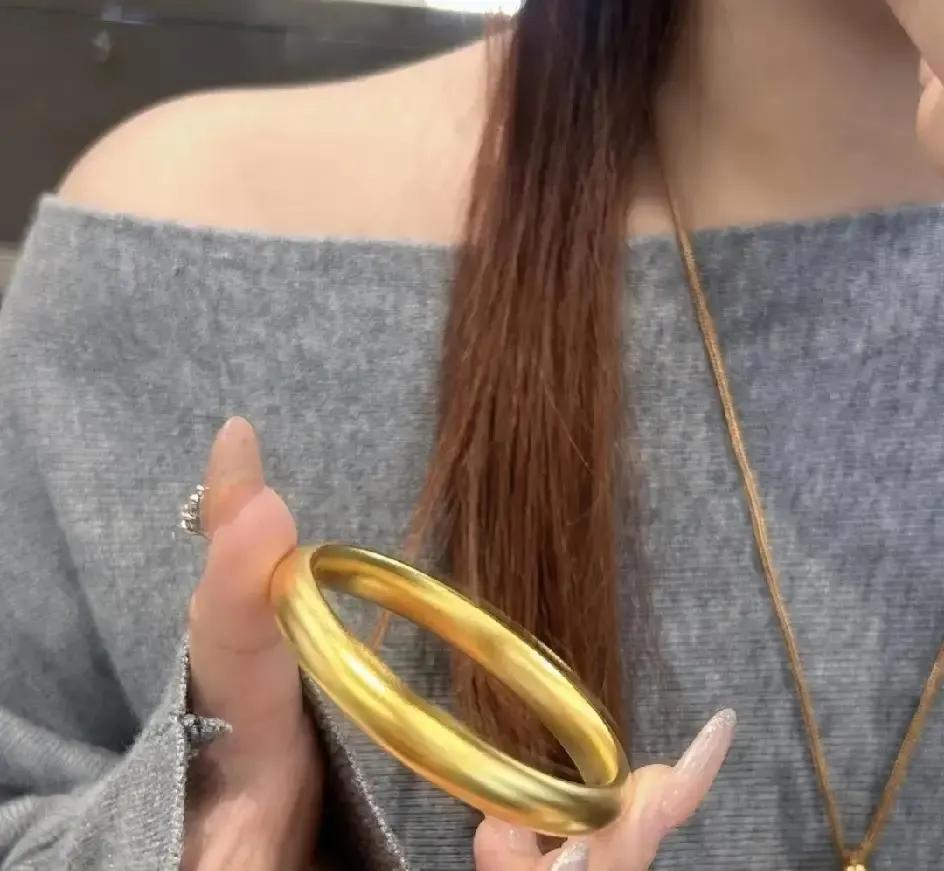 金价跌的时候，最难受的往往不是没买的人，是已经买了的。你仔细想，上个月咬牙入