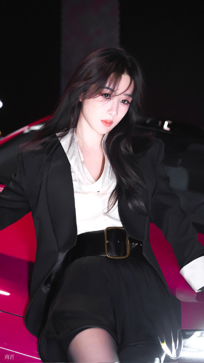 杨紫玉兰花开君再来💜杨紫董竹君你静静居住在我心里，如同满月居于夜空世界上最