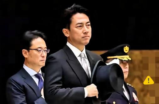 日本防卫省今天召开记者会，突然宣布将由自卫队“确保台海的和平与稳定”。日本防