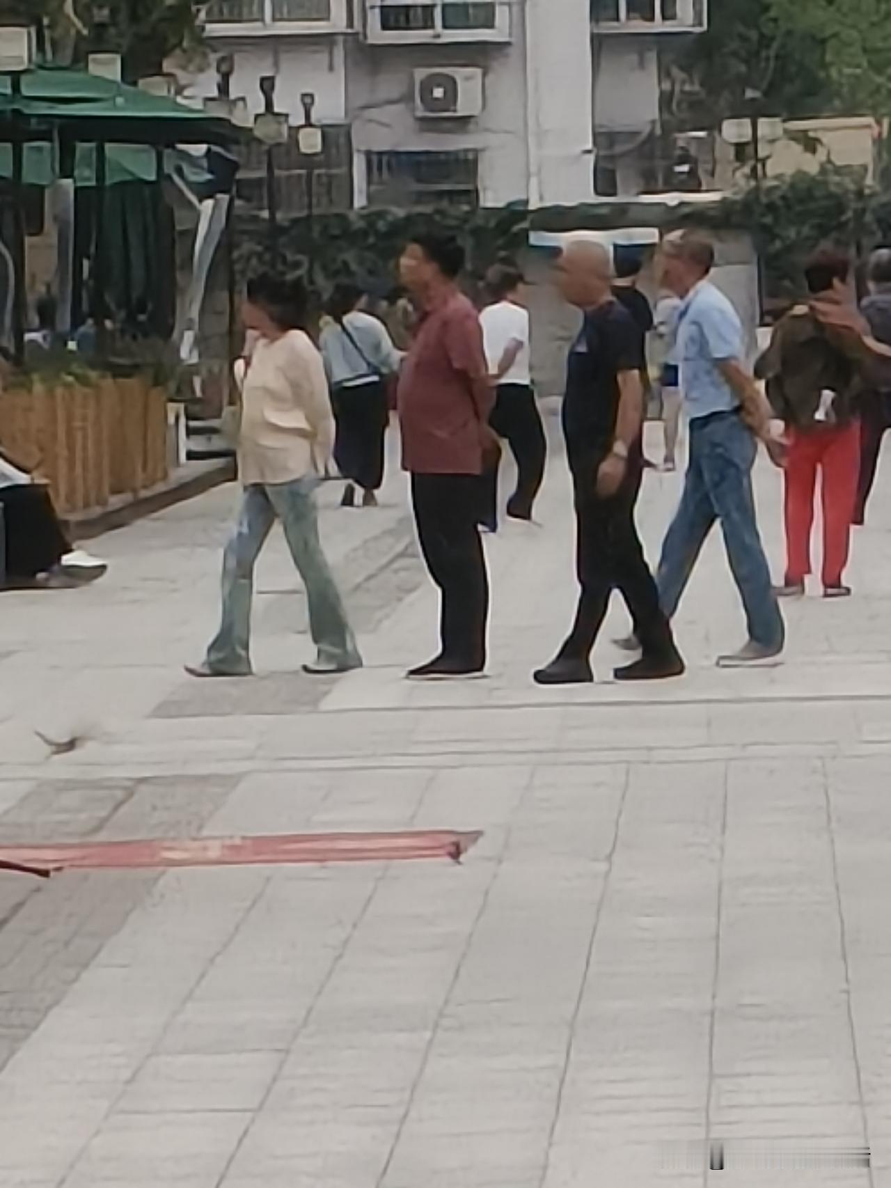 悠闲的午后，漫步在城市街头，感受生活的美好。