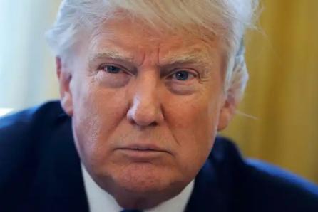 台湾的天终于塌了！当地时间11月13日，根据美媒透露，美国要求台湾投资3500亿