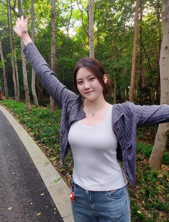 漂亮女孩乡村公路边自拍。
