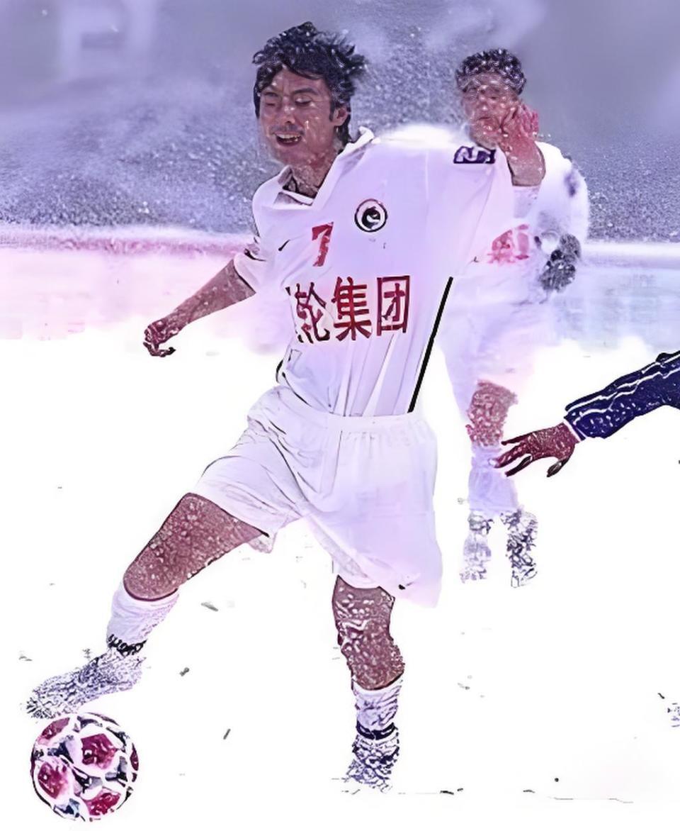 2000年3月4日，上海虹口足球场，一个坐了五年冷板凳的23岁沈阳小伙，用一记帽