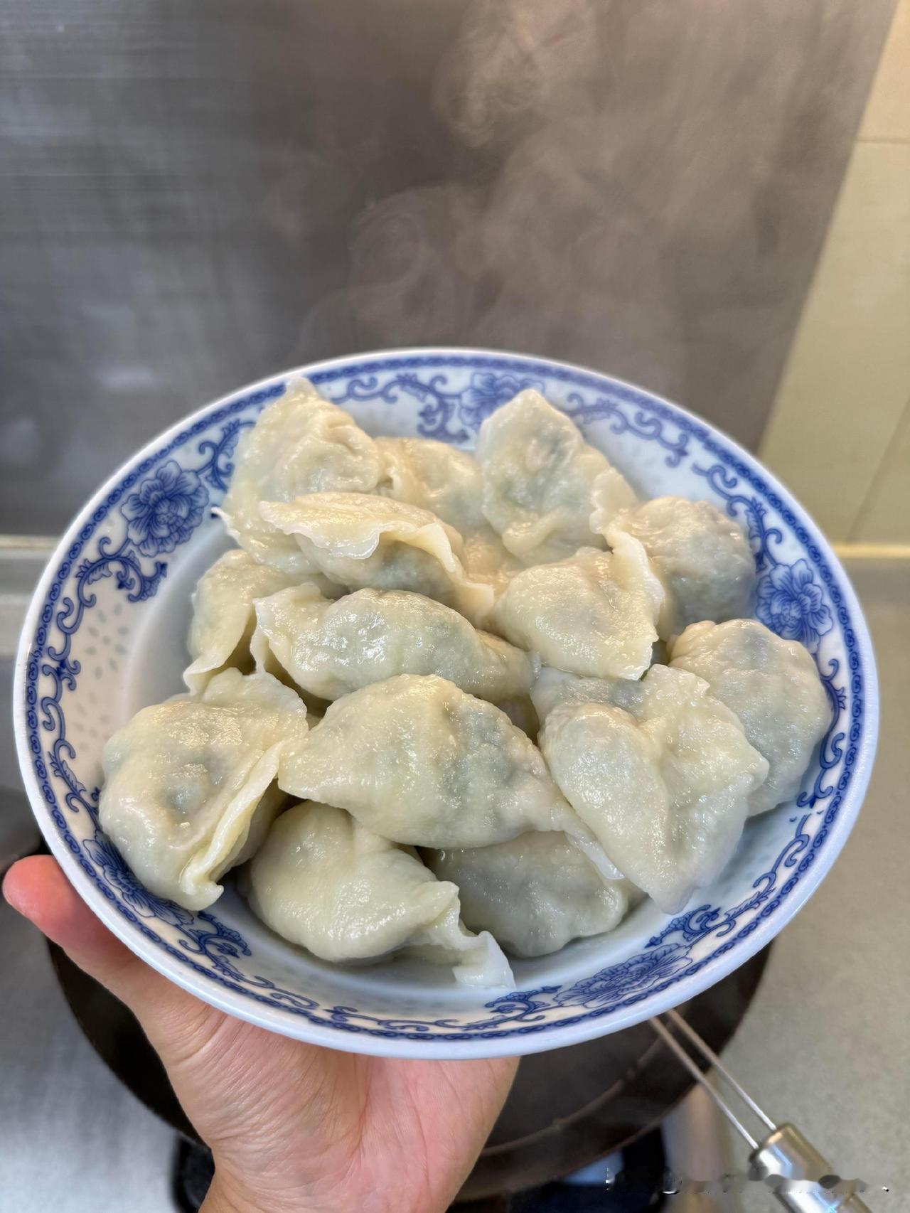 邻居阿姨最近总躲着掉眼泪，原因说出来不少人觉得矫情：儿子娶了独生女，儿媳生完孩子